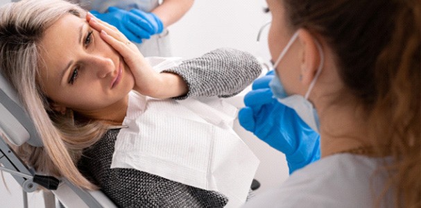 A woman seeing her dentist for a dental emergency